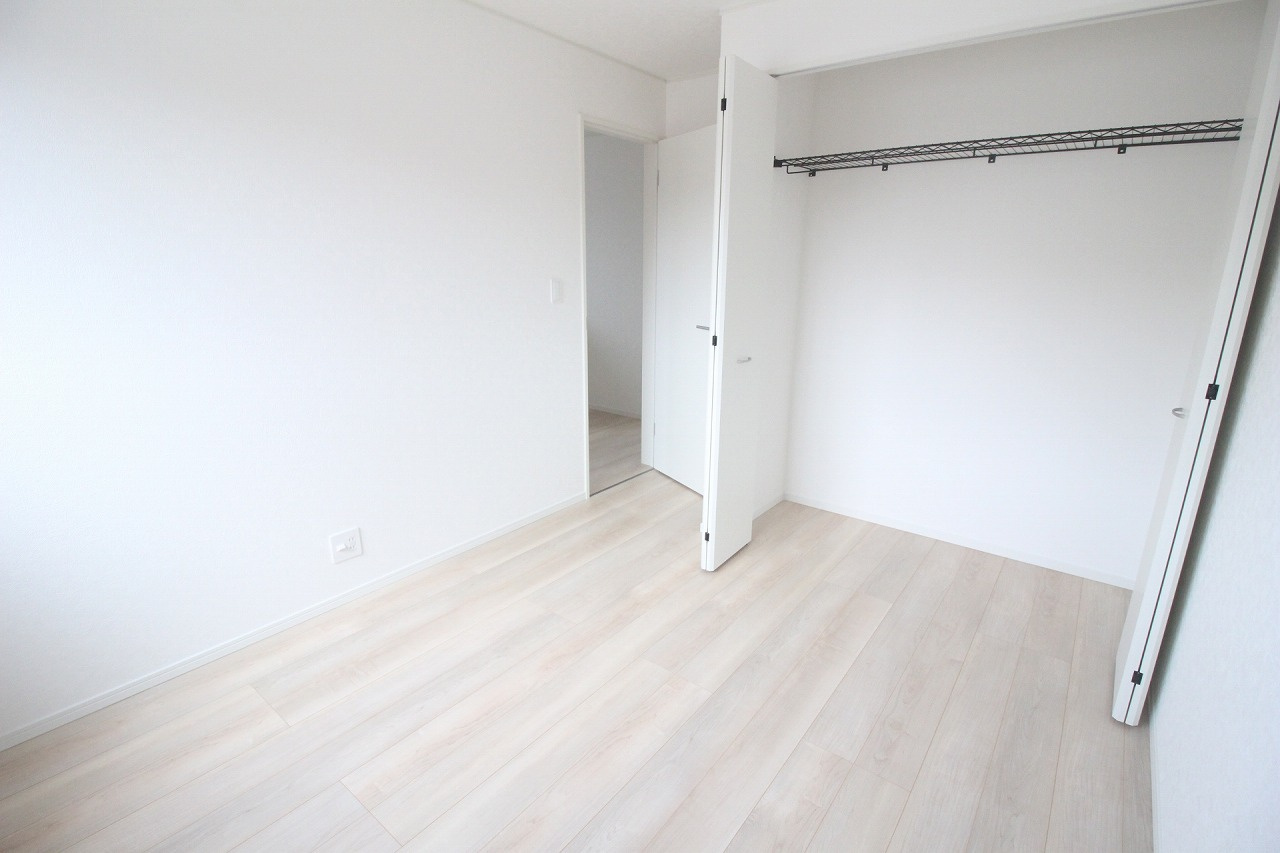 結城市結城　第40　2号棟の洋室|スッキリ使えるクローゼット付きの北西側洋室です。ベッドやデスクも配置しやすい形で、収納もたっぷり確保されています。