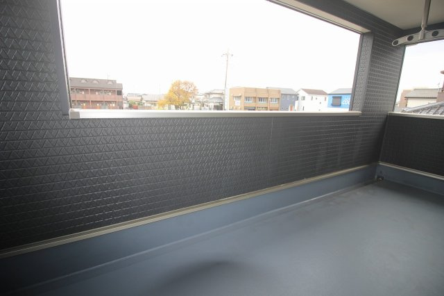 結城市結城　第40　2号棟のバルコニー|ゆったりとした広さのバルコニーは洗濯物がしっかり干せる余裕があります。屋根付きで急な雨でも安心。外の景色も楽しめますよ！