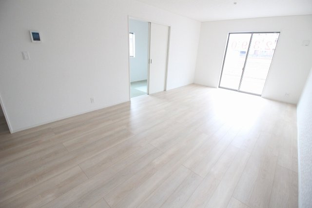 結城市結城　第40　2号棟の居間・リビング|窓からたっぷり光が入る明るいLDKです。リビングと和室が続き間になっていて、お子さんの遊び場としても使いやすいレイアウトですよ！