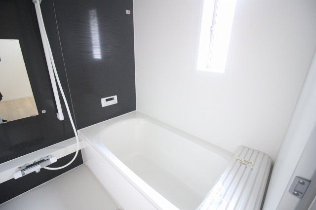 結城市結城　第40　2号棟の浴室|黒のアクセントパネルが落ち着いた雰囲気を演出。ゆったりとした浴槽で疲れを癒せるバスルームです。窓があるので換気もしやすいですよ！