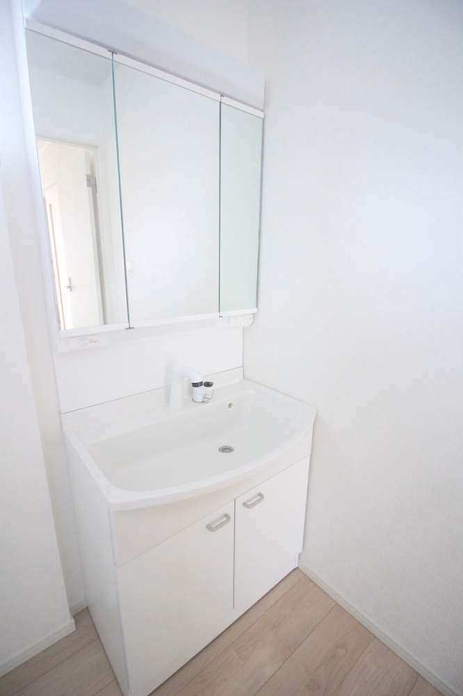 結城市結城　第40　2号棟の独立洗面台|大きな三面鏡が嬉しい洗面化粧台です。収納もしっかりしているので、洗面まわりの小物もスッキリ片付きます！