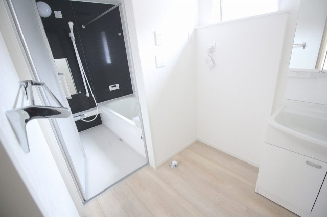 結城市結城　第40　2号棟の脱衣所|洗濯機置き場と浴室が近く、家事動線がとても効率的！朝の準備や夜の入浴後の片付けもスムーズにできます。