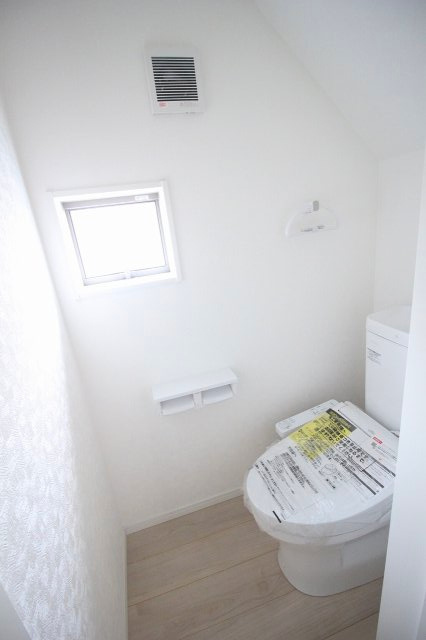 結城市結城　第40　2号棟のトイレ|小窓付きで自然光が入る明るいトイレです。空間に余裕があり、清潔感のある白基調で気持ちよく使える空間になっています！