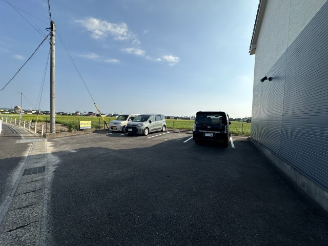 ソレイユハイヅの駐車場