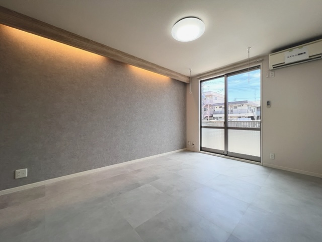 フルエクセルⅡの居間・リビング|間接照明とアクセントクロスに、大理石風の床タイルで高級感のあるお部屋です。もちろんエアコンも完備！