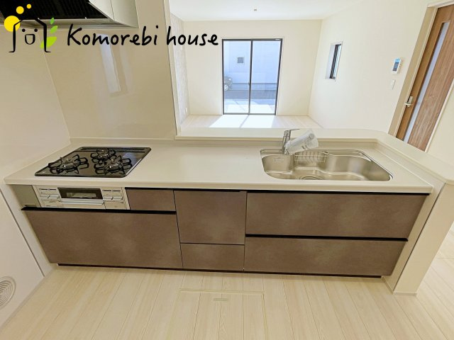さいたま市西区宝来　新築一戸建て　リーブルガーデン　01のキッチン|コンパクトなキッチンで掃除もラクラク