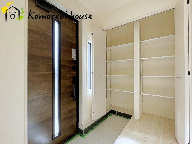 さいたま市西区宝来　新築一戸建て　リーブルガーデン　01の玄関|落ち着いた玄関です