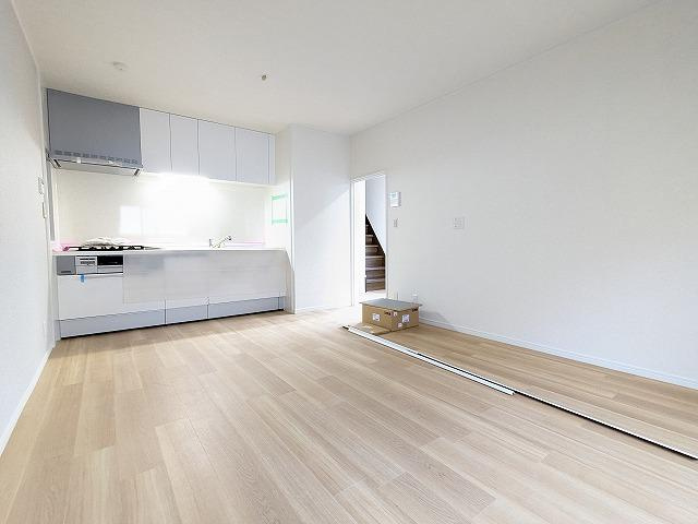 村野本町　中古一戸建ての居間・リビング|LDK11.2帖
■物件内覧・資金計画相談・住宅ローン相談、リフォーム相談、お問合せ受付中■
※当日・翌日のご内覧、ご相談はお電話でのお問合せがスムーズです！