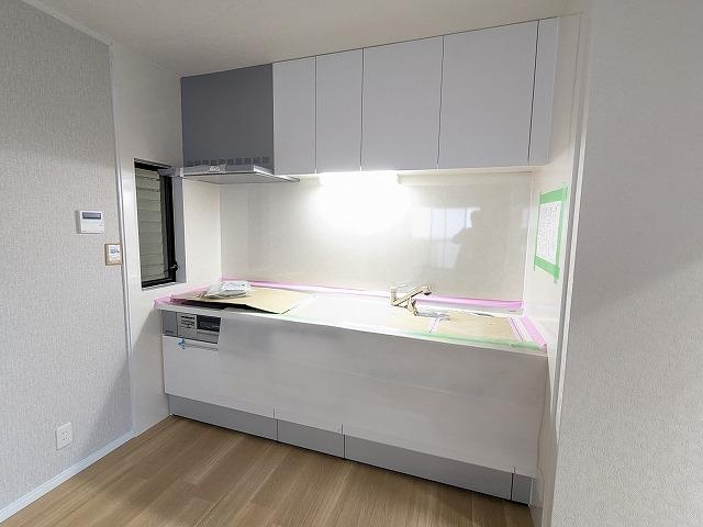 村野本町　中古一戸建てのキッチン|システムキッチン　棚付き
■物件内覧・資金計画相談・住宅ローン相談、リフォーム相談、お問合せ受付中■
※当日・翌日のご内覧、ご相談はお電話でのお問合せがスムーズです！