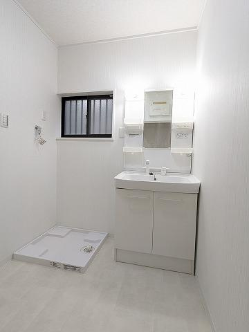 村野本町　中古一戸建ての独立洗面台|シャワー付き洗面化粧台
■物件内覧・資金計画相談・住宅ローン相談、リフォーム相談、お問合せ受付中■
※当日・翌日のご内覧、ご相談はお電話でのお問合せがスムーズです！