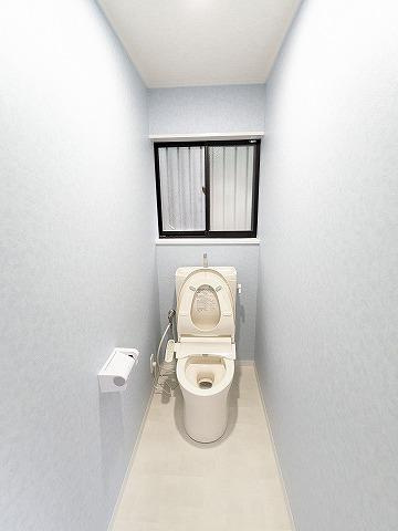 村野本町　中古一戸建てのトイレ|温水洗浄便座
■物件内覧・資金計画相談・住宅ローン相談、リフォーム相談、お問合せ受付中■
※当日・翌日のご内覧、ご相談はお電話でのお問合せがスムーズです！