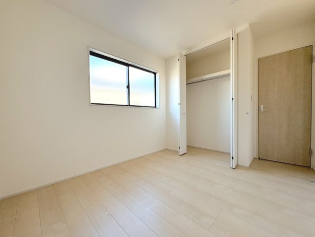 リーブルガーデン　各務原市川島松倉町第２　全３区画分譲の洋室|全居室にたっぷり収納できる大型クローゼット、居室部分の窓ガラスには間に空気層を設けたペアガラスを採用。
高い断熱性と共にガラス面の結露対策にも効果を発揮します。