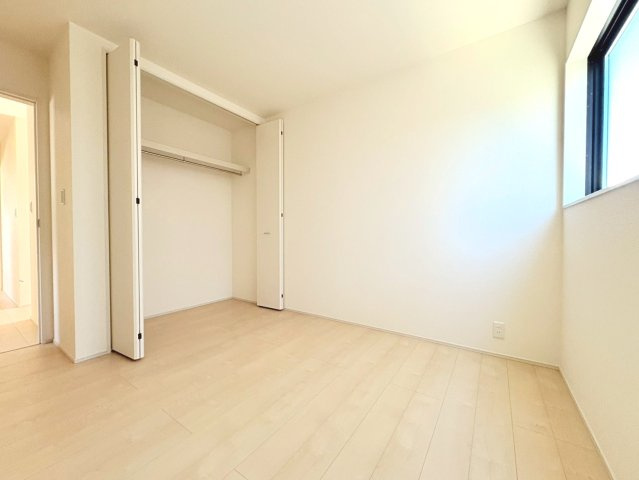 リーブルガーデン　各務原市川島松倉町第２　全３区画分譲の洋室|すべての居室にはたっぷり収納できる大型のクローゼット、各室に２４時間換気システムを設置しています。
排気ファンから低風量で24時間強制排気し、家の中の空気をいつも新鮮に保ちます。