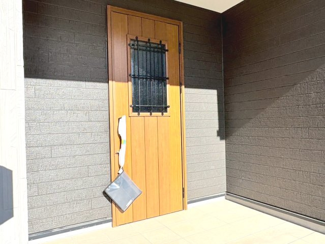 リーブルガーデン　各務原市川島松倉町第２　全３区画分譲の玄関|【ピッキング防止機能付き玄関ドア錠】玄関ドアの鍵は上下に２つあり、内側の下段は脱着サムターンキー。
鍵を不正に開錠されても、もう１つの鍵でピッキングを防ぎます。防犯性の高い仕様になっています。