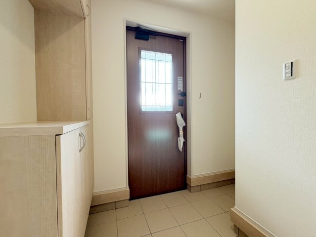 リーブルガーデン　各務原市川島松倉町第２　全３区画分譲の玄関|大容量のシューズ収納付きで玄関周りもすっきり！玄関ドアからの光が玄関ホールを明るくしてくれます。