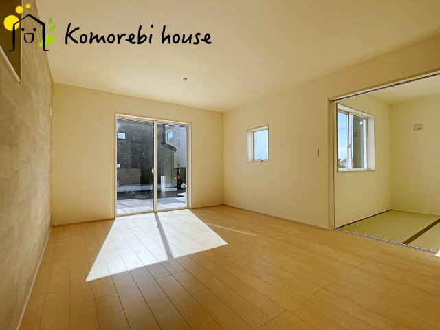 さいたま市西区宝来　新築一戸建て　リーブルガーデン　02の居間・リビング|ゆったりとした居間です