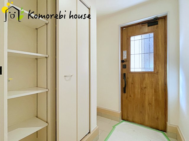 さいたま市西区宝来　新築一戸建て　リーブルガーデン　02の玄関|収納もある玄関です