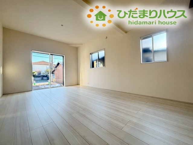 行田市桜町1丁目　新築一戸建て　ブルーミングガーデン　01の居間・リビング|大きな窓から差し込む陽光が、リビング全体を明るく包み込みます！
広々とした設計なので、ソファやダイニングテーブルを置いてもゆとりがありますね。