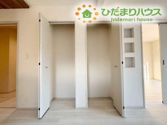 行田市桜町1丁目　新築一戸建て　ブルーミングガーデン　01の収納|リビングの一角にある収納スペースは、掃除機などの日用品から、季節物の家電までまとめて保管できるのが嬉しいポイント◎