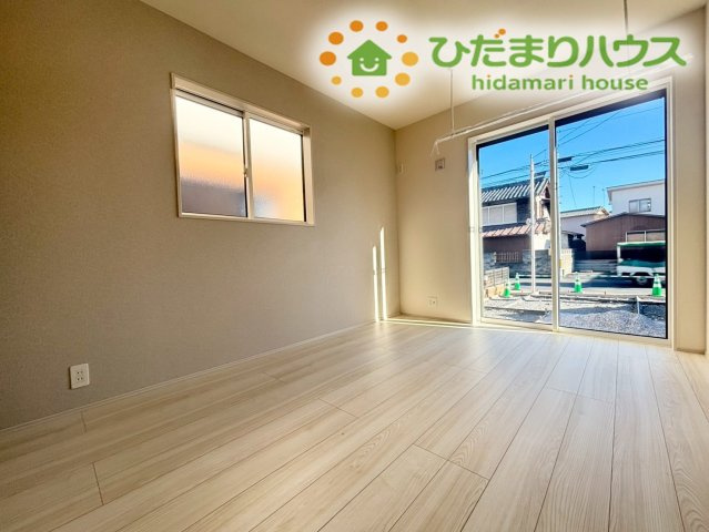 行田市桜町1丁目　新築一戸建て　ブルーミングガーデン　01の洋室|リビングと続き間の6帖の洋室です。
お子様の遊び場や家事スペースとしても活用できます(*^-^*)