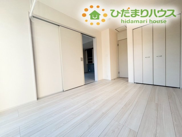 行田市桜町1丁目　新築一戸建て　ブルーミングガーデン　01の内装|扉を開ければ大空間を演出できます！
クローゼットが完備されているのでお部屋が散らかることもありませんね！
