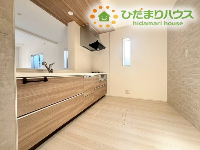 行田市桜町1丁目　新築一戸建て　ブルーミングガーデン　01のキッチン|木目調のパネルがお洒落なシステムキッチンです！
対面式なのでリビングの様子を見守りながら、楽しくお料理の準備ができますね♪