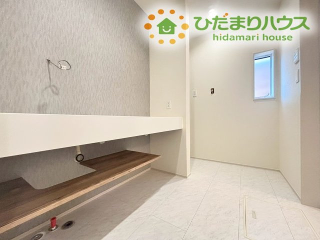 行田市桜町1丁目　新築一戸建て　ブルーミングガーデン　01のランドリースペース|ワイドなカウンターが設置された便利な洗面脱衣所です！
朝の身支度も、この広さがあれば家族並んでスムーズに進められますね！