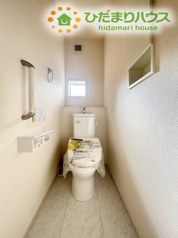 行田市桜町1丁目　新築一戸建て　ブルーミングガーデン　01のトイレ|白を基調とした清潔感あるトイレです！
背面のカウンターにはお好みの雑貨を飾ったり、芳香剤を置いたりして自分好みの空間を作れます☆