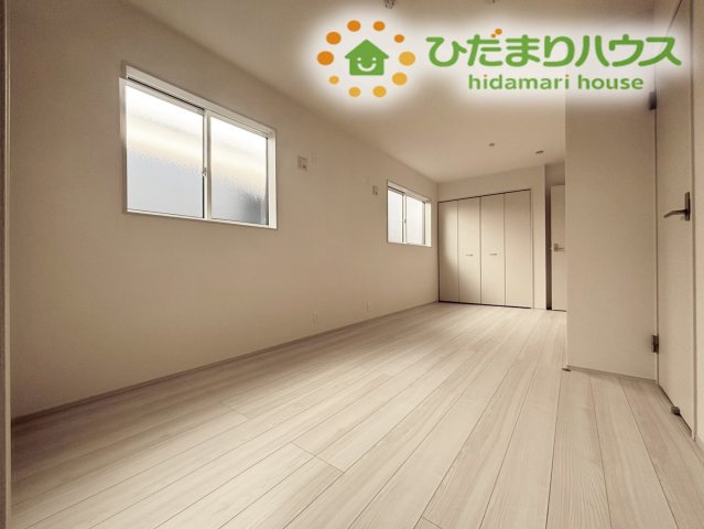 行田市桜町1丁目　新築一戸建て　ブルーミングガーデン　01の洋室|10.2帖の広々主寝室。
家具の配置がしやすい形状で、ベッドや本棚もバランス良く収まります。