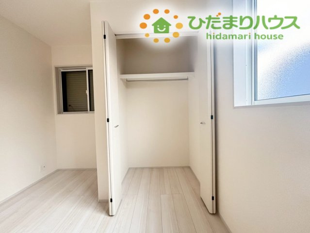 行田市桜町1丁目　新築一戸建て　ブルーミングガーデン　01の収納|奥行きがしっかり確保されたクローゼットです！
中身が見えやすい観音開きタイプで、整理整頓がしやすくお目当ての服もすぐに見つかります。