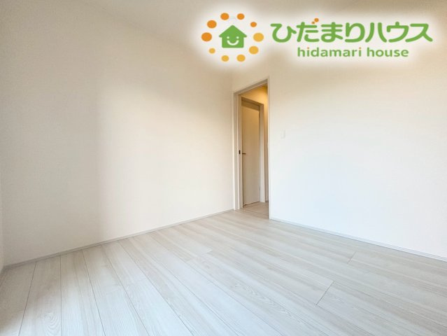 行田市桜町1丁目　新築一戸建て　ブルーミングガーデン　01の子供部屋|ホワイトの壁紙が明るい印象を与える、お子様のお部屋に最適な空間です！
窓からは柔らかな光が入り、勉強や遊びに集中できる健やかな環境が整っています♪