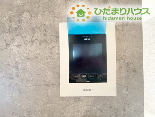 行田市桜町1丁目　新築一戸建て　ブルーミングガーデン　01のセキュリティ|来客の顔を確認してから対応できる安心のモニター付きインターホン！
お子様の留守番や夜間の対応時にも心強い設備ですね！