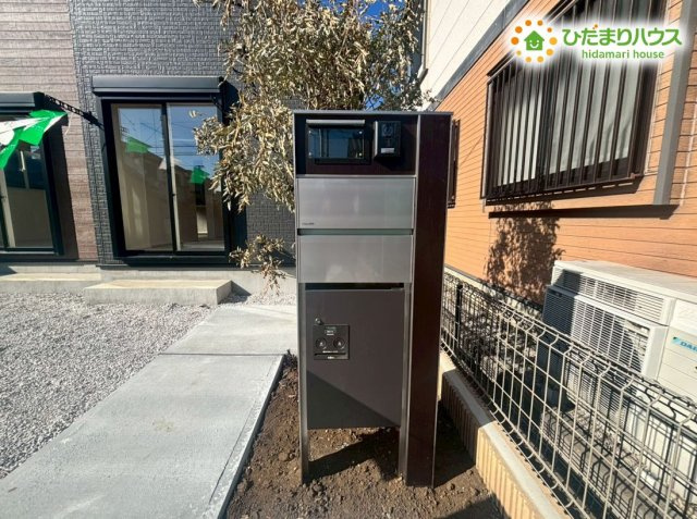 行田市桜町1丁目　新築一戸建て　ブルーミングガーデン　01のその他|外出中でも荷物を受け取れる便利な宅配ボックスを完備しています！
再配達の手間が省けるだけでなく、対面での受け取りを避けたい時にも大活躍♪