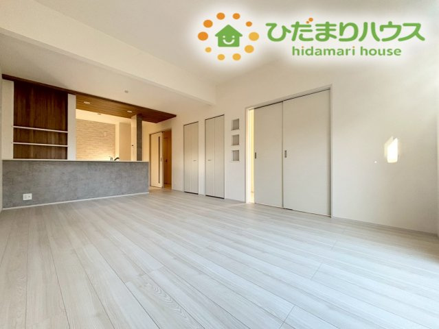 行田市桜町1丁目　新築一戸建て　ブルーミングガーデン　01の居間・リビング|17.7帖の開放感のあるリビングです！
明るい色調のフローリングはどんな家具にも合います◎