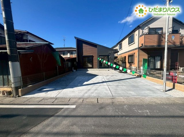 行田市桜町1丁目　新築一戸建て　ブルーミングガーデン　01の駐車場|並列で2台駐車可能です！
自転車やバイクを置くスペースも十分に確保されております！