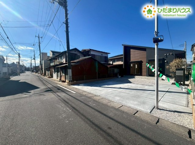 行田市桜町1丁目　新築一戸建て　ブルーミングガーデン　01の前面道路含む現地写真|前面道路幅約6.1ⅿ！
ゆとりがあるのでお車の出し入れもラクラク行えます！