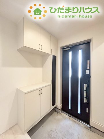 行田市桜町1丁目　新築一戸建て　ブルーミングガーデン　01の玄関|白を基調とした明るい玄関ホールには、コの字のシューズボックスを完備！
散らかりがちな玄関をスッキリ保てるだけでなく、カウンター部分にお花や写真を飾って、彩りを添えることもできます♪