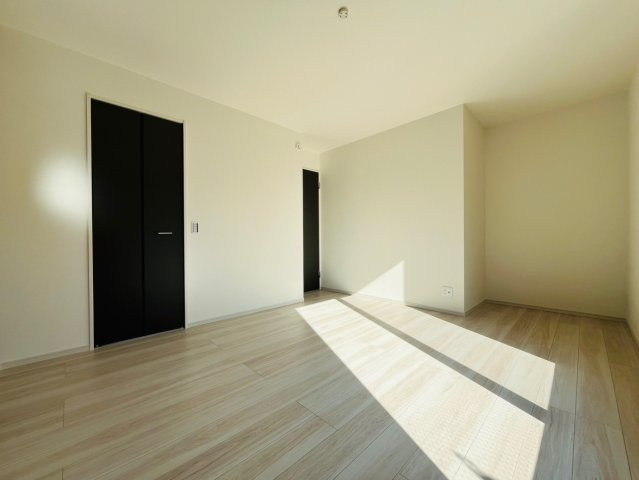 【洋室】 | 練馬区西大泉６丁目　新築戸建て　１号棟 | 穏やかな光に包まれる洋室は心をそっと解きほぐす空間