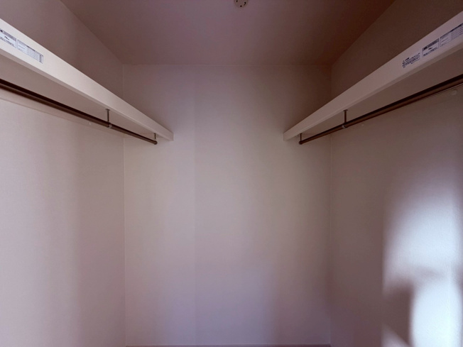 【収納】 | 練馬区西大泉６丁目　新築戸建て　１号棟 | 家族の衣類をまとめて片付けられるWIC完備でスッキリ