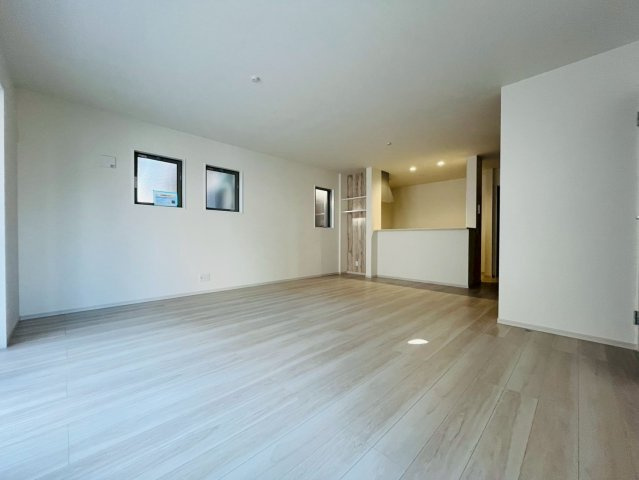 【居間・リビング】 | 練馬区西大泉６丁目　新築戸建て　１号棟 | 家族が自然と集まるLDKは、明るく開放的な空間