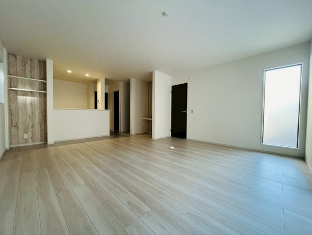 【居間・リビング】 | 練馬区西大泉６丁目　新築戸建て　１号棟 | 大きな窓からたっぷりと光が差し込み、より快適に