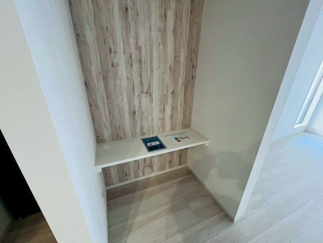 【居間・リビング】 | 練馬区西大泉６丁目　新築戸建て　１号棟 | スタディーカウンターは学習やリモート作業に便利な快適スペース