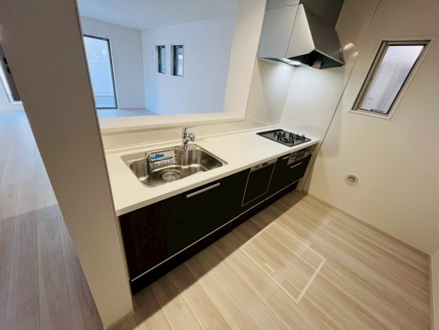 【キッチン】 | 練馬区西大泉６丁目　新築戸建て　１号棟 | 洗練されたデザインのキッチンで料理の時間が心地よいひとときに