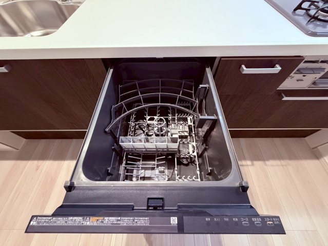 【キッチン】 | 練馬区西大泉６丁目　新築戸建て　１号棟 | 食洗機を完備し、後片付けの負担を大幅に軽減します