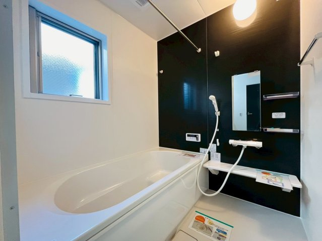 【浴室】 | 練馬区西大泉６丁目　新築戸建て　１号棟 | 明るく開放感のある浴室で、一日の疲れをゆったりと癒せます