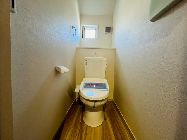 【トイレ】 | 練馬区西大泉６丁目　新築戸建て　２号棟 | 明るく清潔感のあるトイレで、毎日の暮らしも快適に