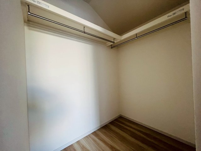 【収納】 | 練馬区西大泉６丁目　新築戸建て　２号棟 | 家族の衣類をまとめて片付けられるWIC完備でスッキリ