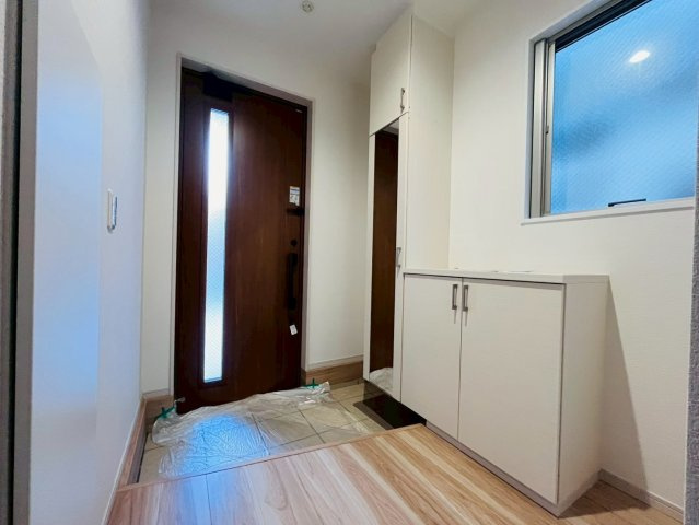 【玄関】 | 練馬区西大泉６丁目　新築戸建て　２号棟 | 家族全員分の荷物もまとめて片付く玄関収納で快適に