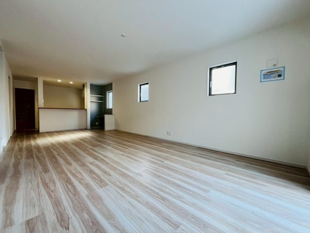 【居間・リビング】 | 練馬区西大泉６丁目　新築戸建て　２号棟 | 大きな窓からたっぷりと光が差し込み、より快適に