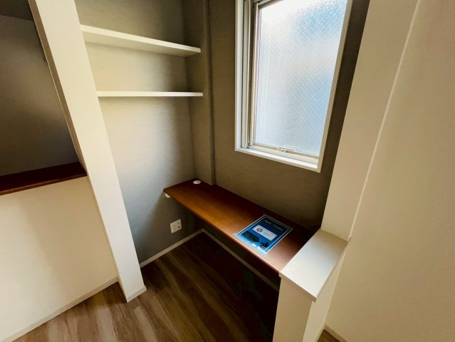 【居間・リビング】 | 練馬区西大泉６丁目　新築戸建て　２号棟 | スタディーカウンターは学習やリモート作業に便利な快適スペース